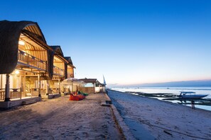 在海滩、白沙、钓鱼