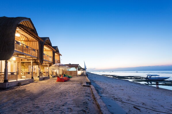 Am Strand, weißer Sandstrand, Angeln