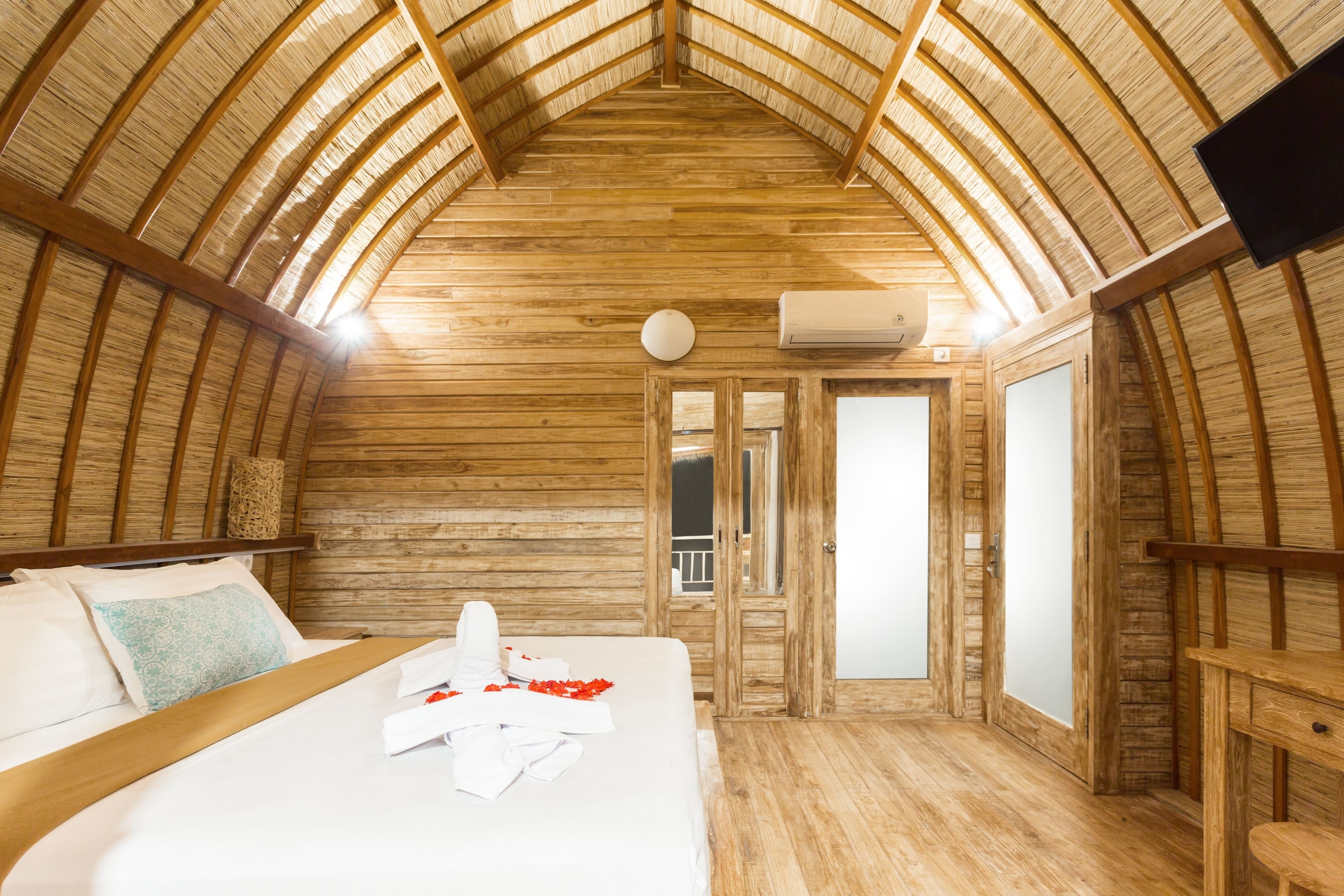 balcony room sea view | minibar, in-room safe, desk, blackout curtains