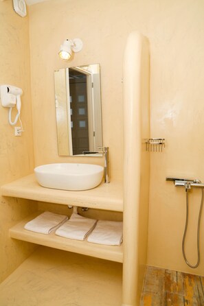 Shower, eco-friendly toiletries, hair dryer, bidet - Sunny Bay. Enjoy the sun and a magnificent view a few meters way from the Beach. (Leros)