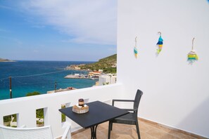Outdoor dining - Sunny Bay. Enjoy the sun and a magnificent view a few meters way from the Beach. (Leros)