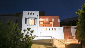 Ein modernes Gebäude mit einer Treppe, die zu einer zweiten Etage führt.