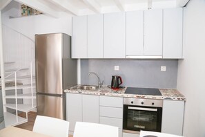 Refrigerador, microondas, horno, placa de cocina
