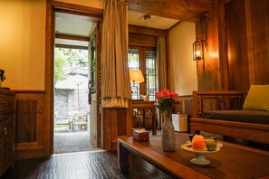 Suite Deluxe | Minibar, coffres-forts dans les chambres, bureau, rideaux occultants