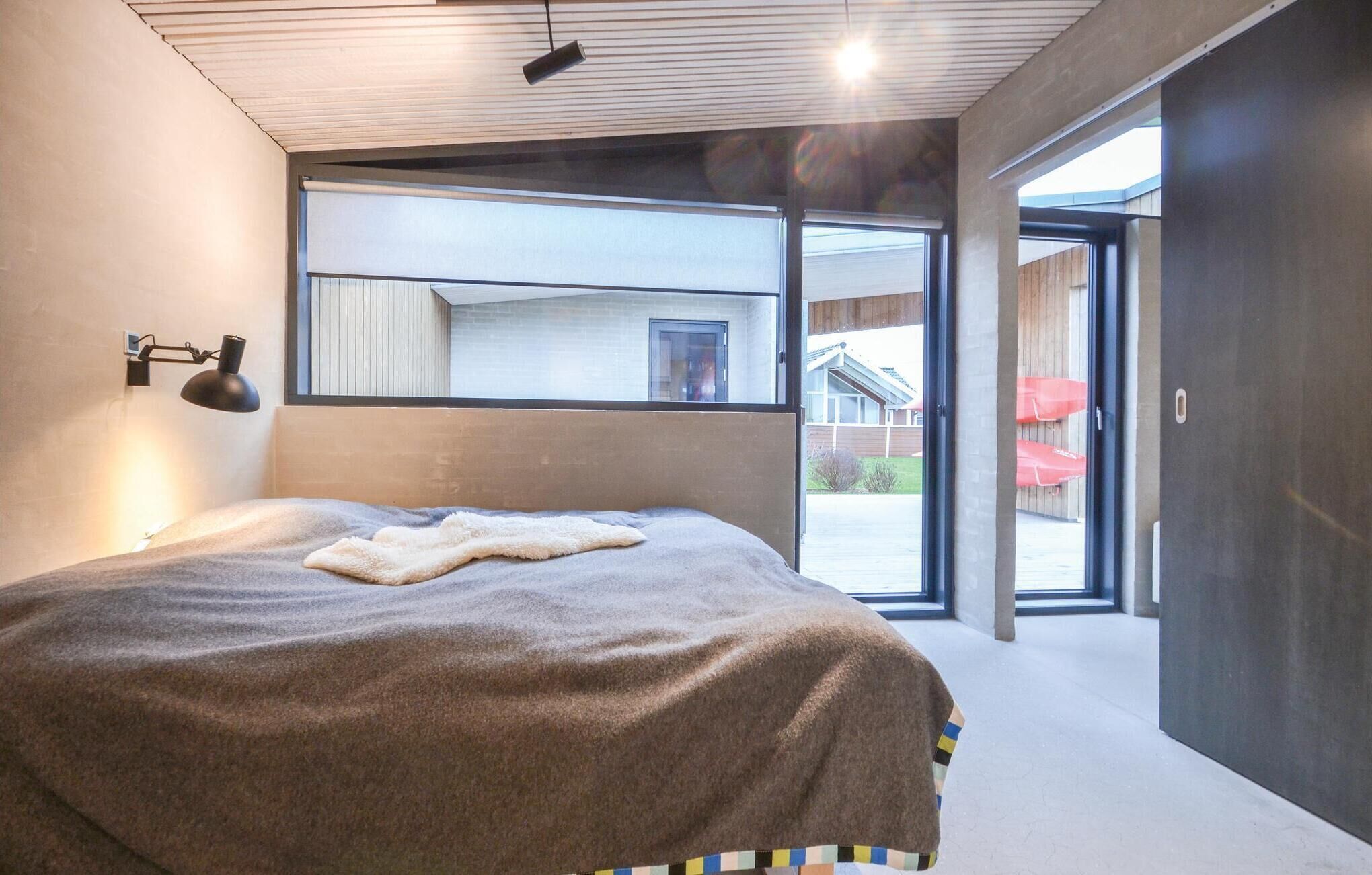 Een slaapkamer met een groot bed, een raam en uitzicht.