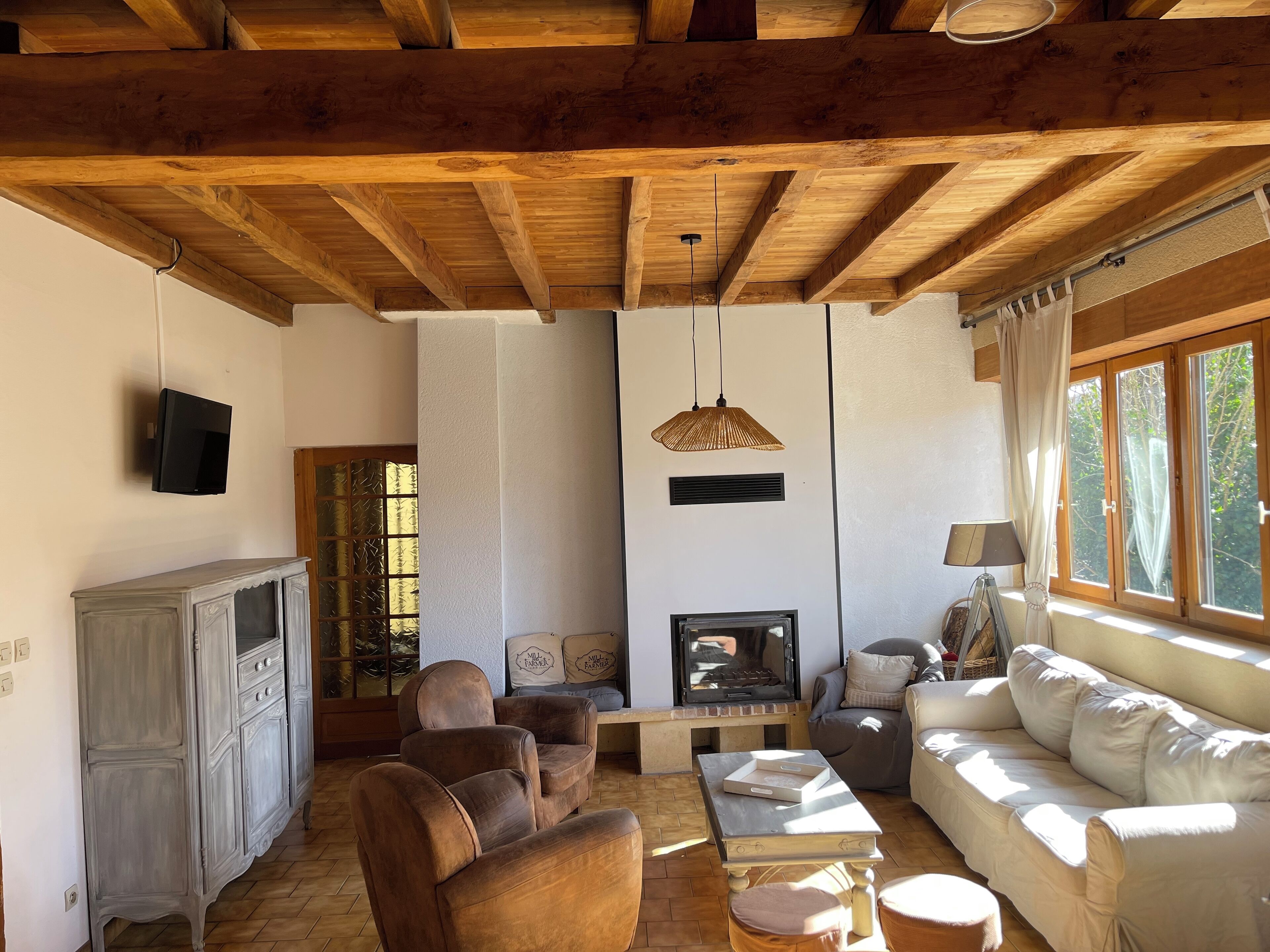 Televisie, een open haard, een dvd-speler en een tafeltennistafel