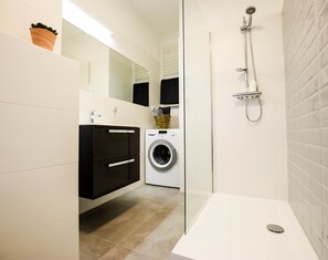 Shower, hair dryer, towels, soap - MB2 - ul. Walońska 17 (Wroclaw)