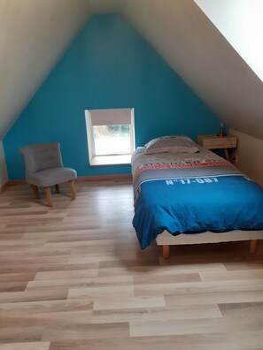 3 bedrooms, travel cot, bed sheets