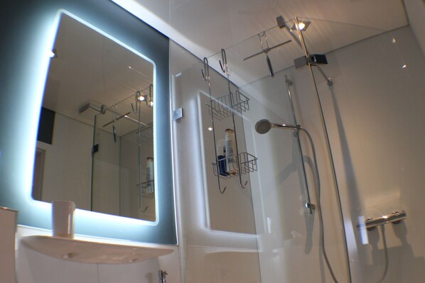 Apartment, Garden View (Blau) | Bathroom | Shower, hair dryer, towels - Bed Taste (Düsseldorf)