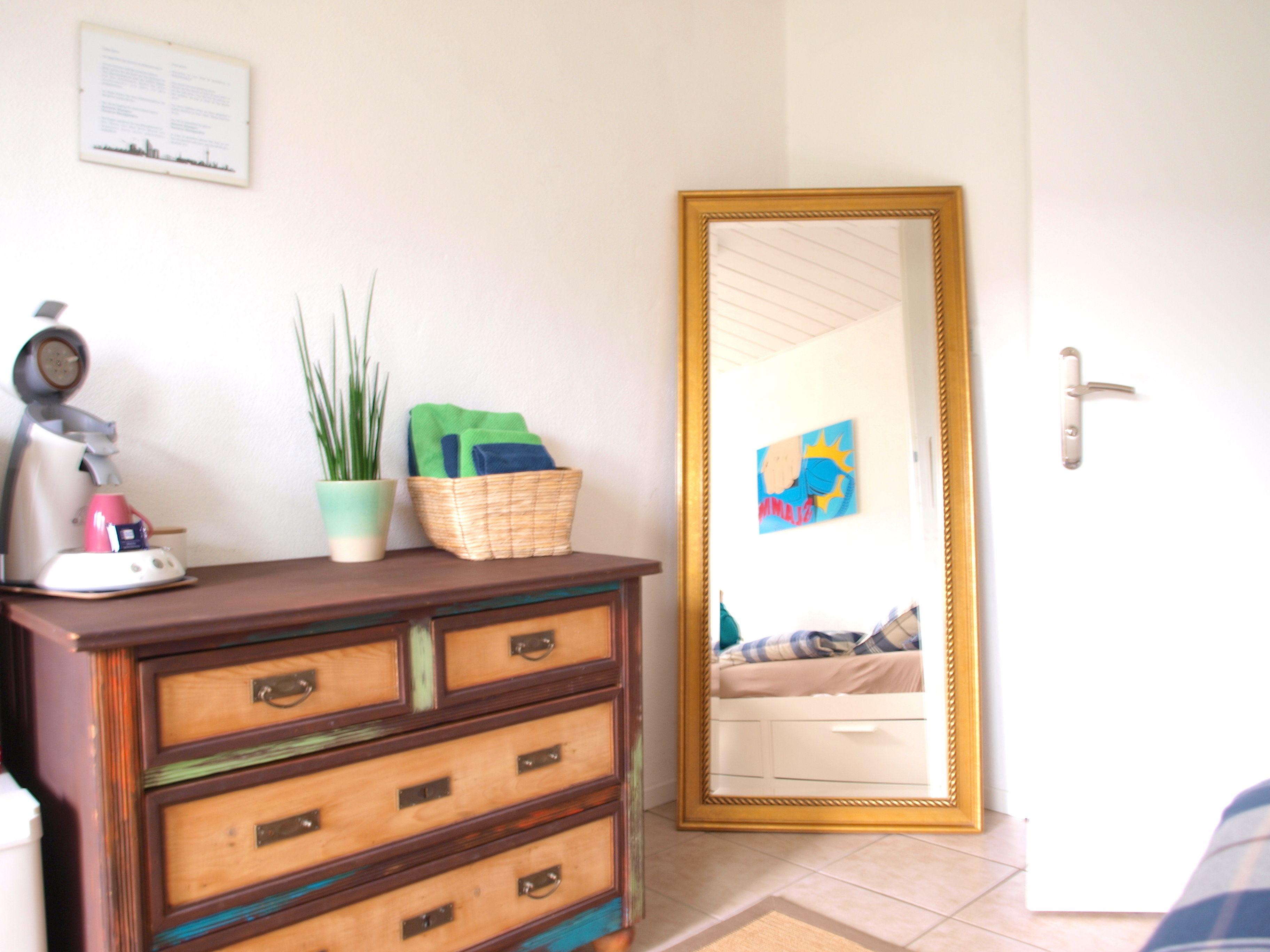 Departamento, vista al jardín (Blau) | Escritorio, espacio para trabajar con laptop y cortinas blackout 