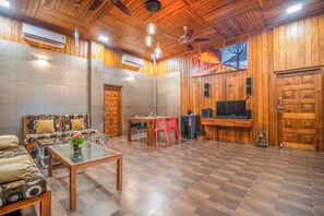 Bungalow superior, 2 habitaciones | Zona de estar | Televisión de pantalla plana de 42 pulgadas con canales por cable