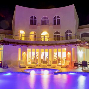 Fassade der Unterkunft – Abend/Nacht