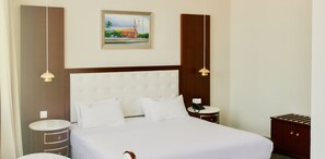 In-room safe, blackout curtains, rollaway beds, free WiFi - Hotel Omuhipiti (Mozambique Island)