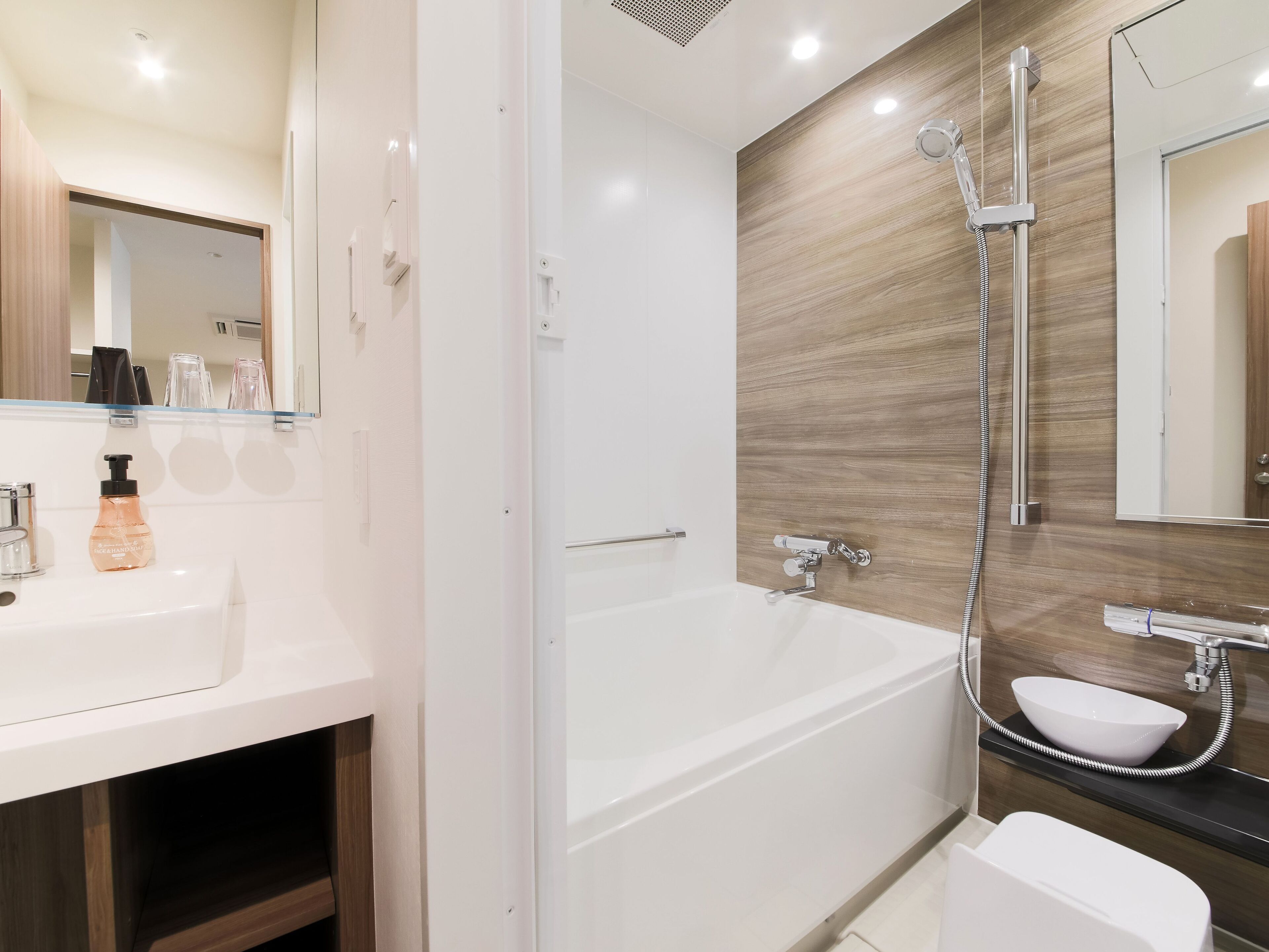 standard triple room, non smoking | bathroom | combined shower/bathtub, free toiletries, hair dryer, slippers