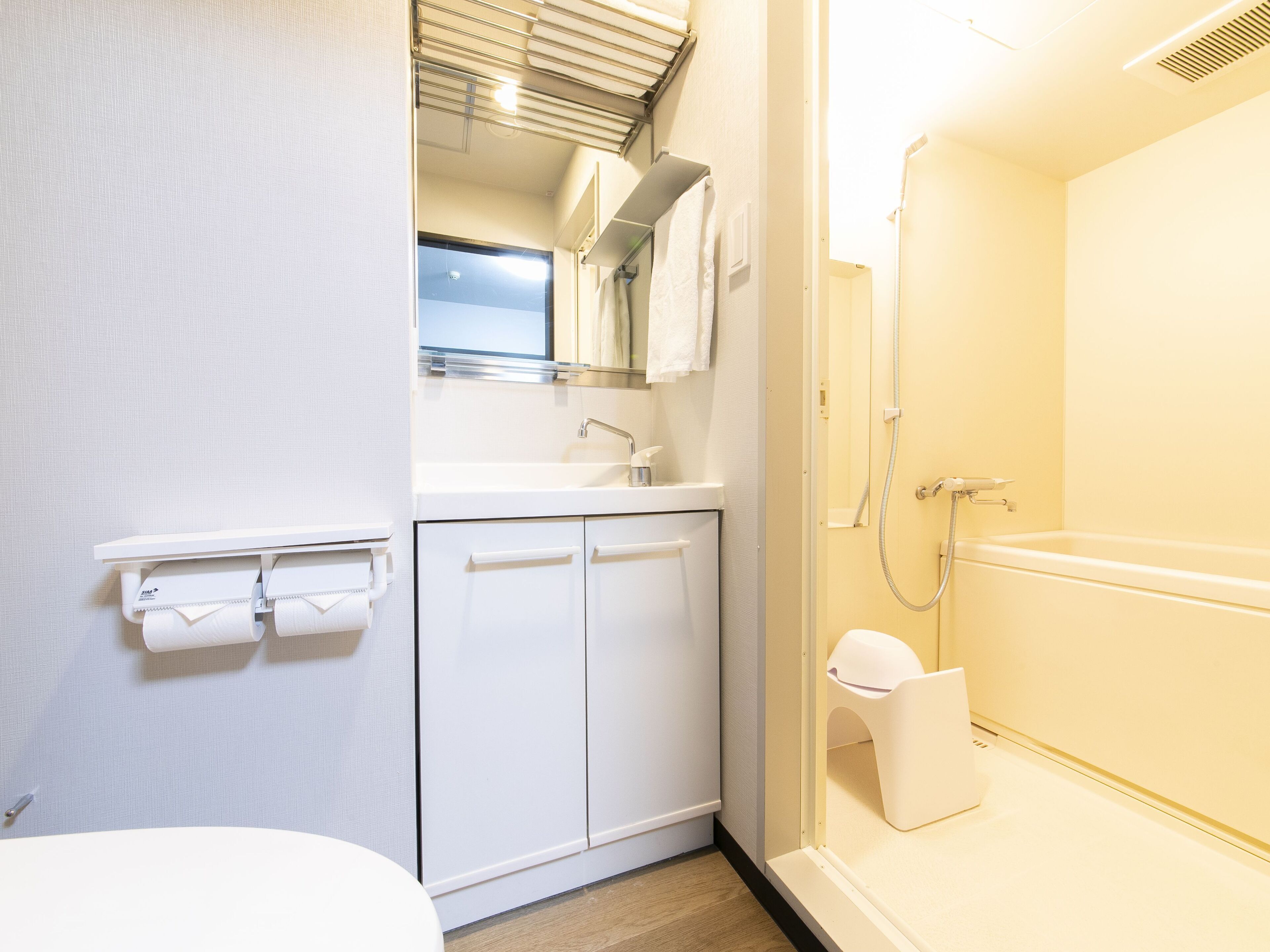 combined shower/bathtub, free toiletries, hair dryer, slippers