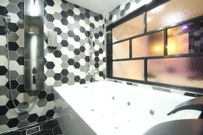 Double Room (VIP) | Bilik Mandi | Kelengkapan dandanan diri percuma, selipar, tuala disediakan 