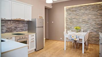 Apartamento família, 2 quartos, sacada, vista para a cidade | Cozinha privada | Geladeira grande, fogão, cooktop, lava-louças
