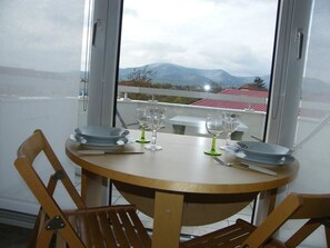 Panoramic-Studio, 1 Doppelbett | Essbereich im Zimmer