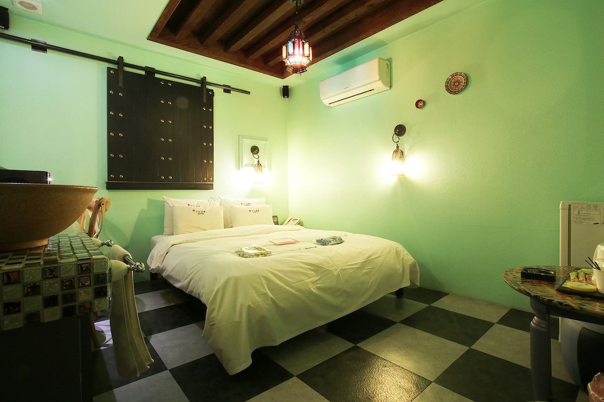Escritorio, cortinas blackout, wifi gratis y ropa de cama