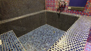 A bathroom with a geometric tile pattern and a shower area. - Hotel Yaja Uijeongbu Station (Uijeongbu)
