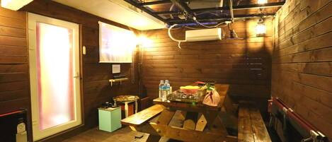 Room (BBQ) | Desk, blackout drapes, free WiFi, bed sheets