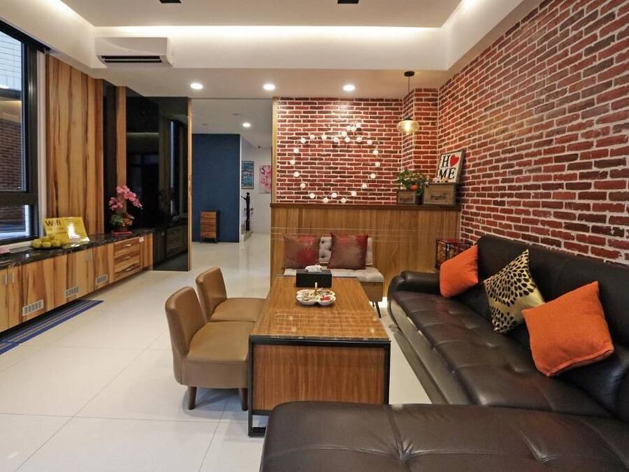 Un espacio de estar moderno con cocina, una mesa de comedor y un sofá.