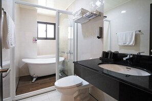 Deluxe Quadruple Room | Bathroom | Hair dryer, slippers, towels, shampoo - Penghu Little Apple B&B (Magong)