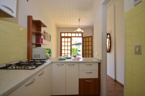 Departamento estándar, 3 habitaciones, Terraza | Cocina privada | Refrigerador con congelador, microondas y parrilla de estufa 