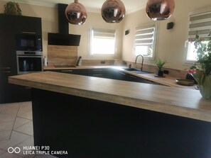 Réfrigérateur, four à micro-ondes, un four, surface de cuisson
