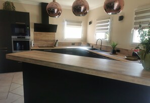 Frigorifero, microonde, forno, piano cottura