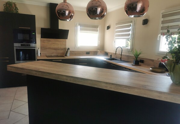 Refrigerador, microondas, horno y parrilla de estufa 