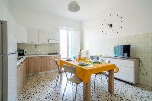 Apartment, 3 Schlafzimmer | Eigene Küche | Großer Kühlschrank, Mikrowelle, Herdplatte