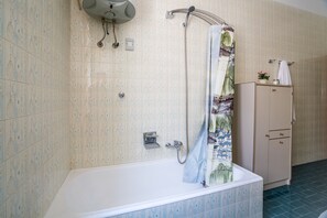 Apartamento, 3 quartos | Banheiro | Chuveiro/banheira combinados, secador de cabelo, bidê, toalhas de banho