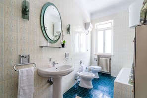 Appartamento, 3 camere da letto | Bagno | Combinazione doccia/vasca, asciugacapelli, bidet, asciugamani