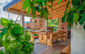 Outdoor dining - Beautiful home in Donji Prolozac (Donji Prolozac)