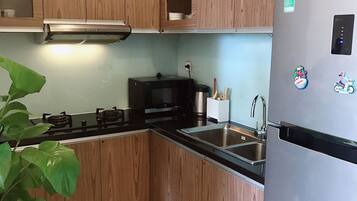 Fridge, microwave, stovetop, electric kettle