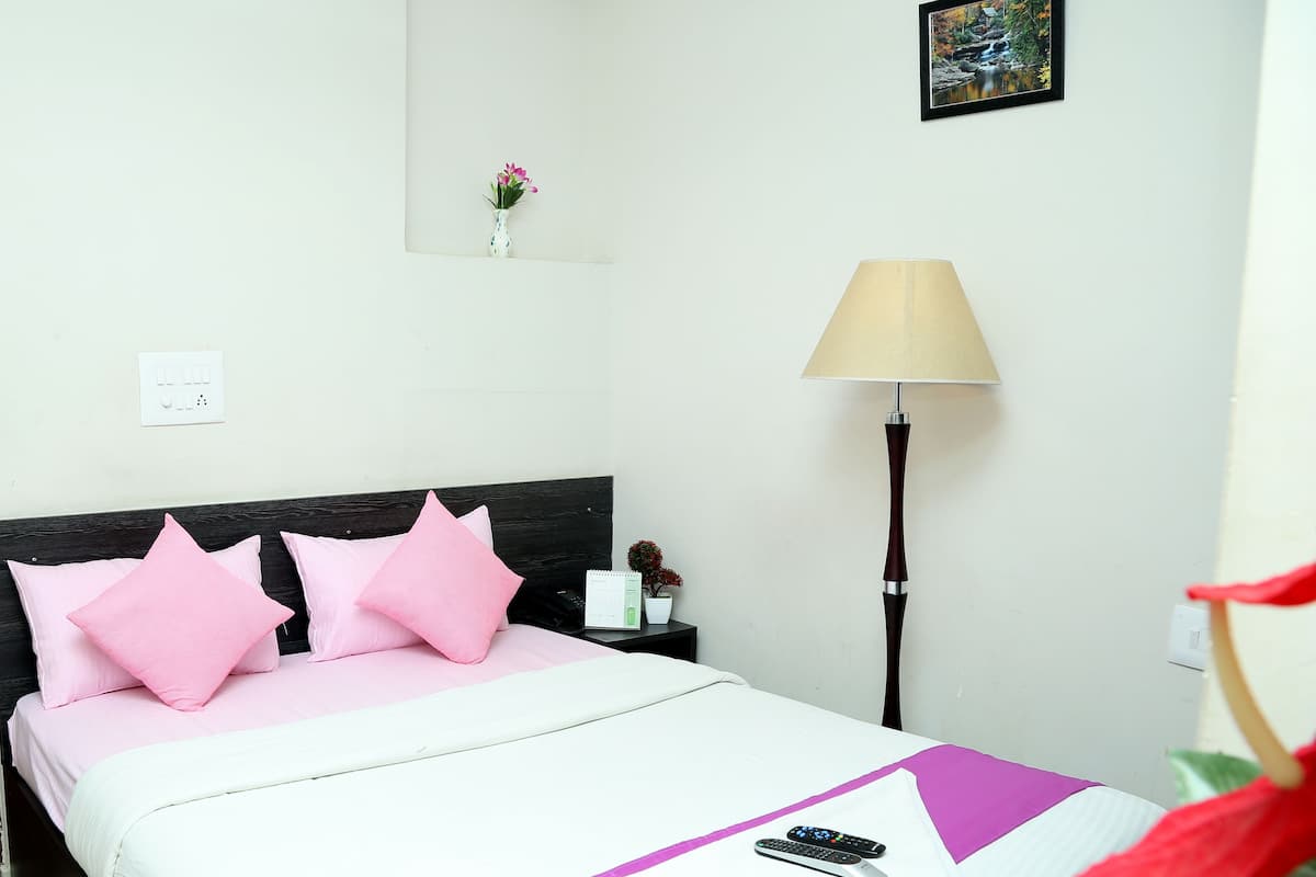 1 bedroom, Egyptian cotton sheets, premium bedding, memory-foam beds