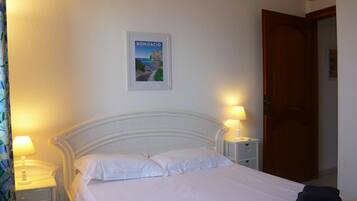 4 habitaciones, tabla de planchar con plancha y cuna de viaje