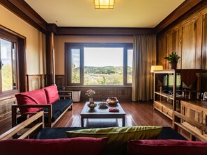 Quarto casal luxo | Cofres nos quartos, escrivaninha, cortinas blackout, Wi-Fi de cortesia