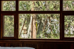 Caja de seguridad en la habitación, escritorio y cortinas blackout
