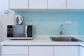 Suite Studio Affaires | Coin cuisine privé | Réfrigérateur, micro-ondes, bouilloire électrique