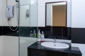 Bathroom - Mansion One Premium Suites (George Town)