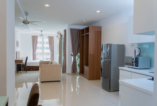 Business Studio Suite | Living area - Mansion One Premium Suites (George Town)