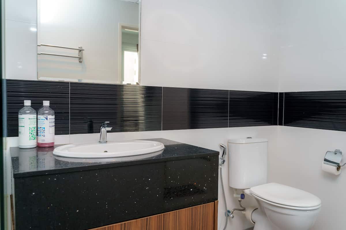 Business Apartment | Bilik Mandi | Pancuran mandi, kelengkapan dandanan diri percuma, pengering rambut