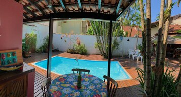 Una piscina al aire libre