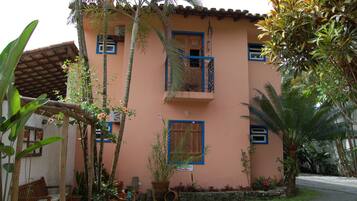 Vista frontal de la propiedad