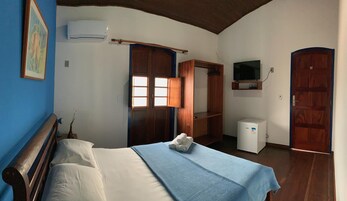 Een minibar, een strijkplank/strijkijzer, extra bedden, gratis wifi