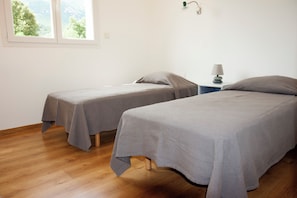 4 chambres, fer et planche à repasser, lit de bébé portatif, Wi-Fi