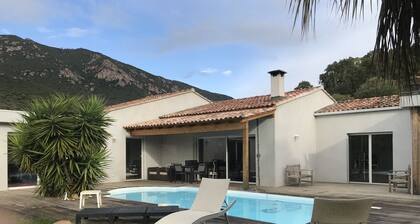 villa aux portes d'Ajaccio avec piscine chauffée au coeur de la nature