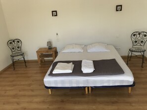 4 Schlafzimmer, Bügeleisen/Bügelbrett, Reisekinderbett, WLAN